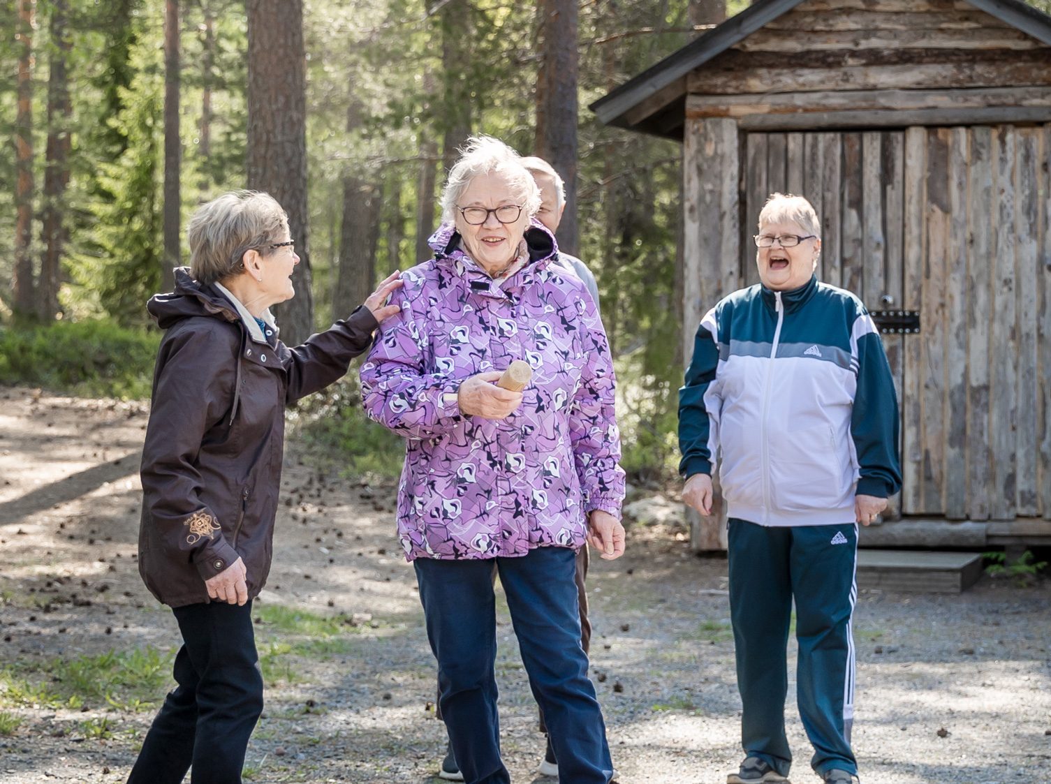 Neljä mummoa pelaamassa mölkkyä Kunnonkodon takapihalla.